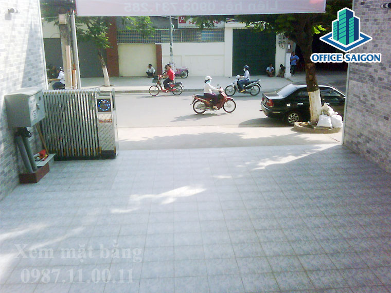 Khuôn viên phía ngoài làm bãi giữ xe tại Cona building