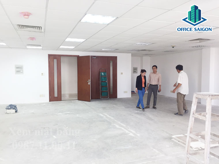 Nhân viên Office Saigon cùng quản lý hỗ trợ khách xem 90m2 lầu 3