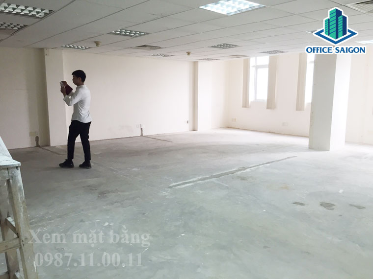 Nhân viên Office Saigon hỗ trợ khách xem mặt bằng tại Hoàng Triều building