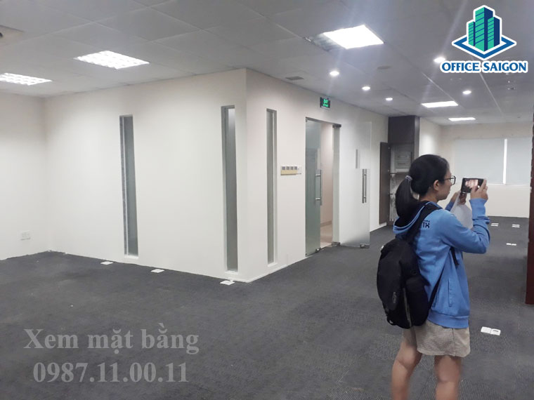 Khách xem mặt bằng thực tế tại cao ốc IDD building Tân Bình