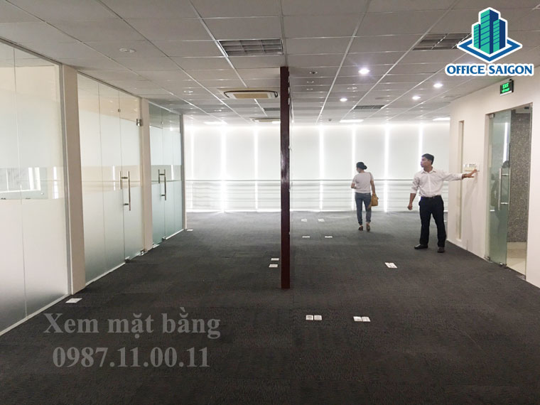 Nhân viên Office Saigon hỗ trợ khách xem mặt bằng tại IDD 2 building