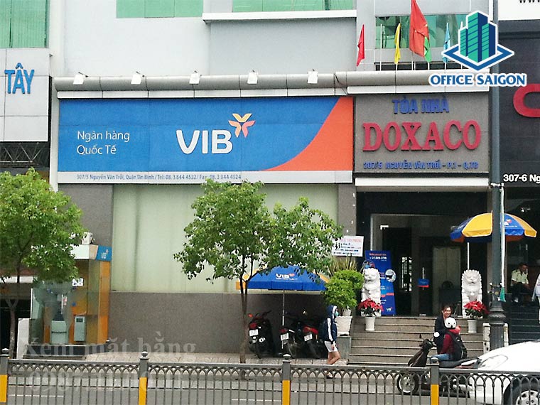 Kế bên tòa nhà GMA building có ngân hàng, thuận lợi cho việc giao dịch