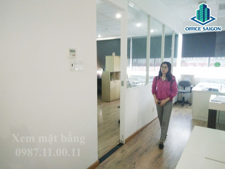 Khách hàng xem mặt bằng thực tế 75m2 tại GMA building