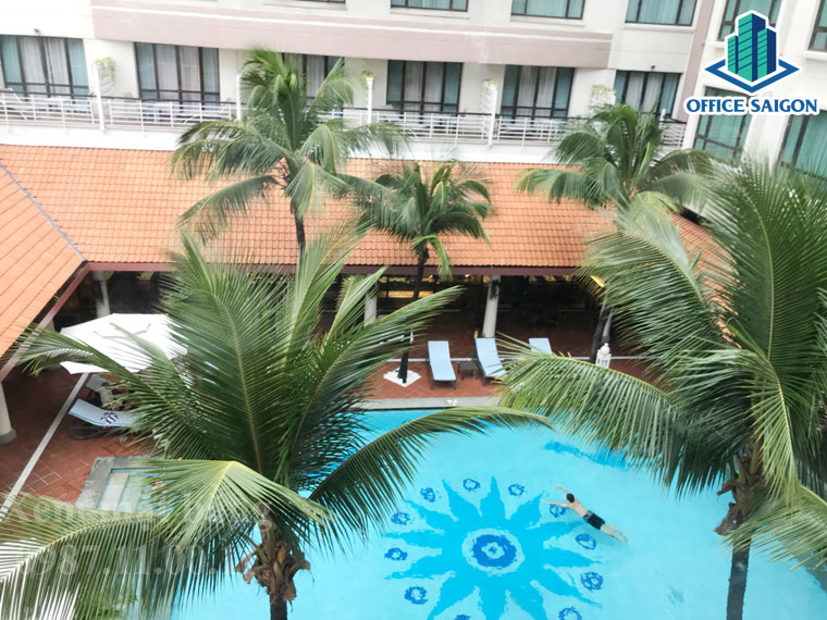 View xuống hồ bơi từ văn phòng tại Park Royal building