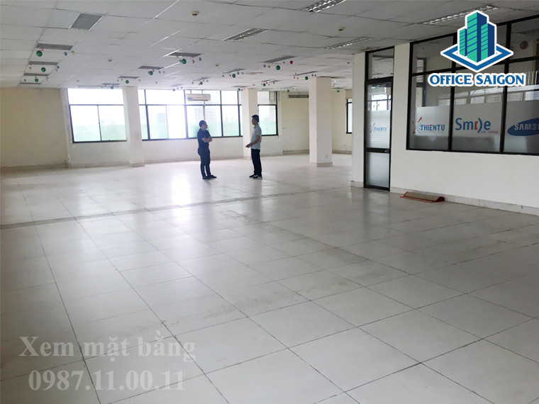Quản lý tòa nhà đang hỗ trợ tư vấn khách hàng xem mặt bằng tại Sovilaco building