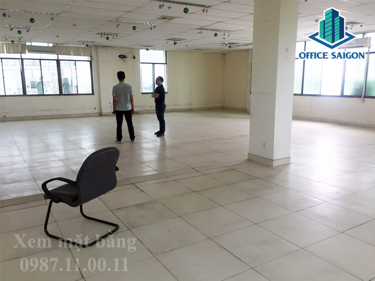 Nhân viên Office Saigon hỗ trợ khách hàng khảo sát mặt bằng trống tại Sovilaco building Tân Bình