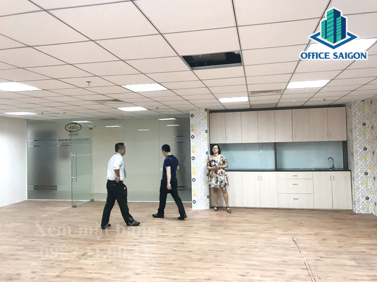Nhân viên Office Saigon hỗ trợ khách xem mặt bằng thực tế tại Kicotrans 3 building