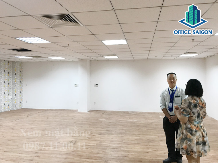 Nhân viên Office Saigon đang tư vấn cho khách tại Kicotrans 3 building