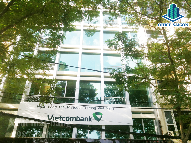 Mặt tiền phía trước tòa nhà Vietcomreal building cay xanh rất nhiều