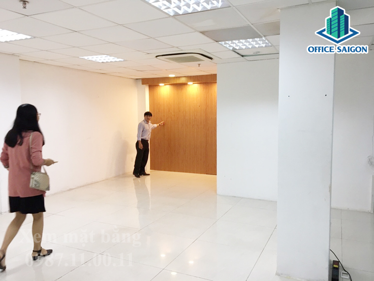 Nhân viên Office Saigon hỗ trợ khách xem mặt bằng tại Vietcomreal building