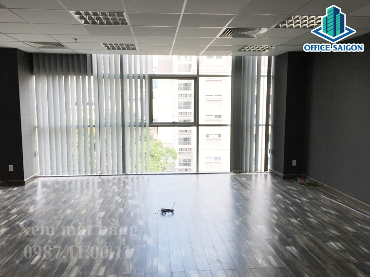 Một mặt bằng vừa hết hợp đồng sàn còn ốp gỗ khá mới tại Beta building