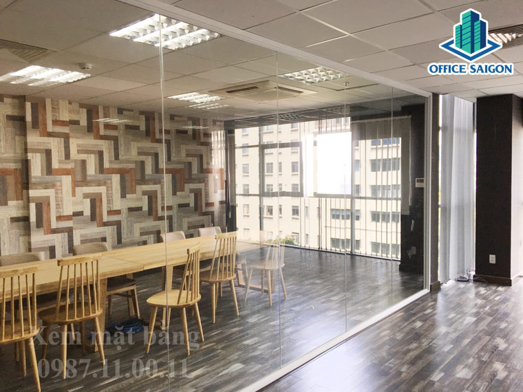 Một văn phòng khách mới dọn đi còn fitout tại cao ốc Beta building quận 1