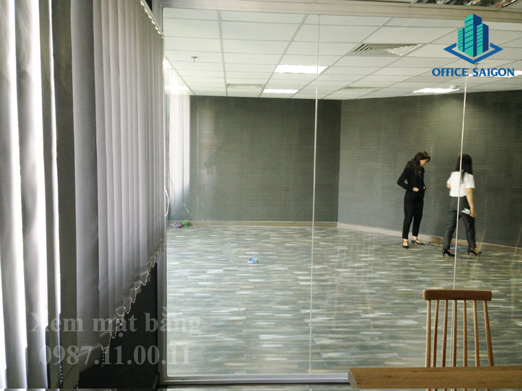 Nhân viên Office Saigon đang hỗ trợ khách xem mặt bằng tại Beta tower