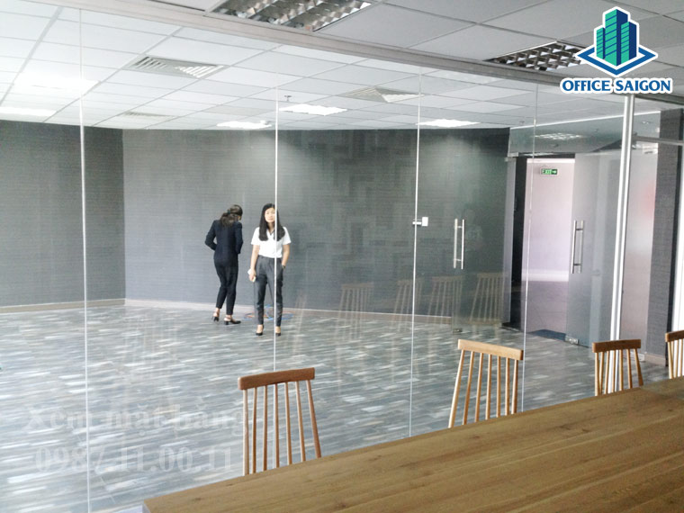 Quản lý tòa nhà cùng khách hàng đang xem mặt bằng tại Beta tower
