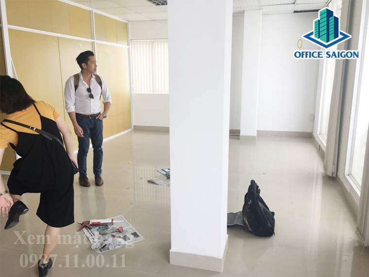 Nhân viên Office Saigon hỗ trợ khách xem mặt bằng tại Viet Solution building