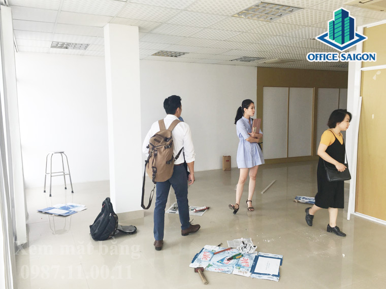Khách hàng cùng quản lý tòa nhà Viet Solution xem văn phòng