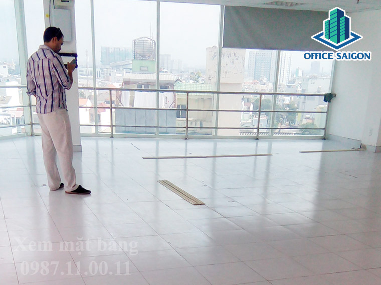 Khách hàng đang xem mặt bằng thực tế tại 145LQD building