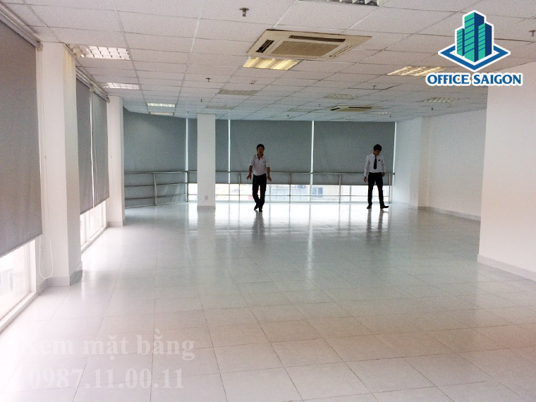 Nhân viên Office Saigon hỗ trợ khách xem mặt bằng tại 145LQD building