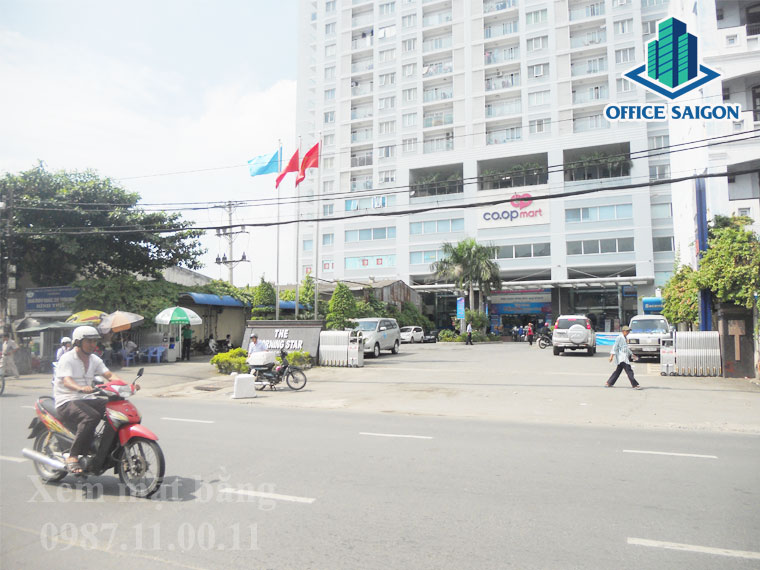 View khuôn viên phía trước rộng rãi tại tòa nhà The Morning Star building