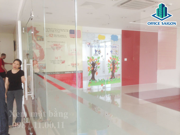 Chị quản lý tòa nhà The Morning Star đang hỗ trợ tư vấn khách