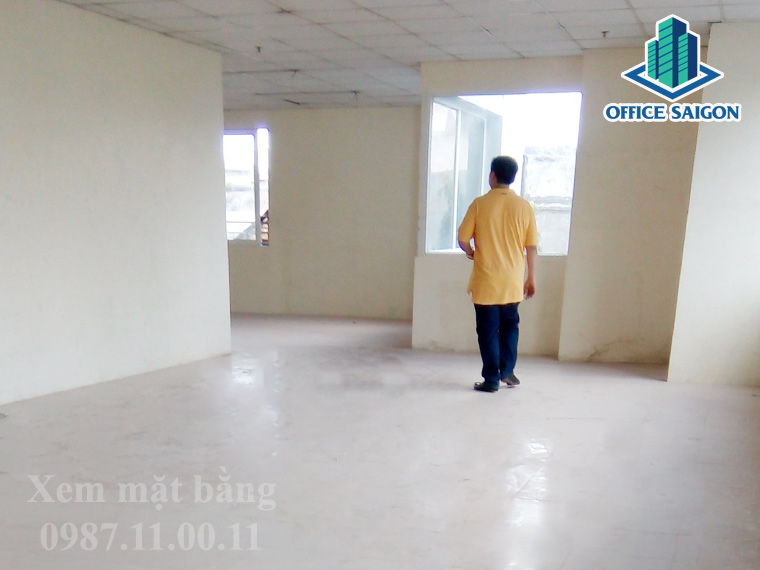 Khách đang khảo sát mặt bằng tại tòa nhà văn phòng the morning Star building