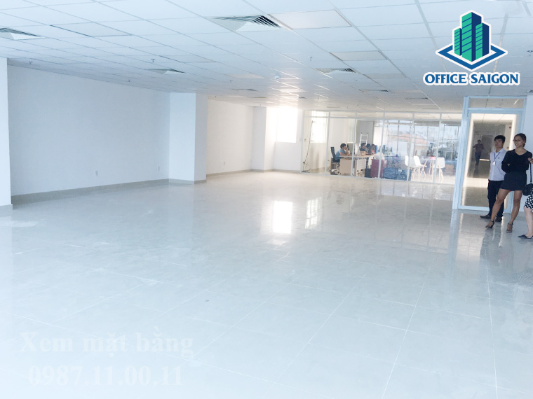 Nhân viên Office Saigon đang hỗ trợ khách xem mặt bằng tại Thủy Lợi 4 building