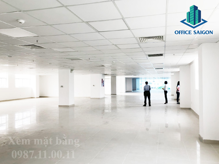Office Saigon cùng quản lý đang hỗ trợ khách hàng xem mặt bằng