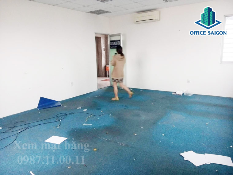 Khách xem mặt bằng thực tế tại tòa nhà 58nx building