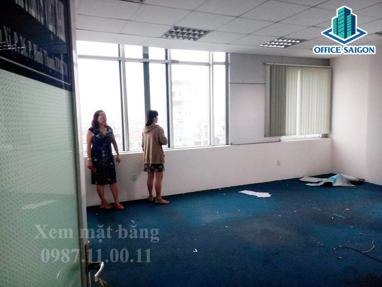 Quản lý tòa nhà đang hỗ trợ khách xem văn phòng tại 58nx building