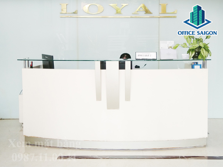 Lễ tân tại văn phòng trọn gói Loyal Building luôn hỗ trợ quý doanh nghiệp