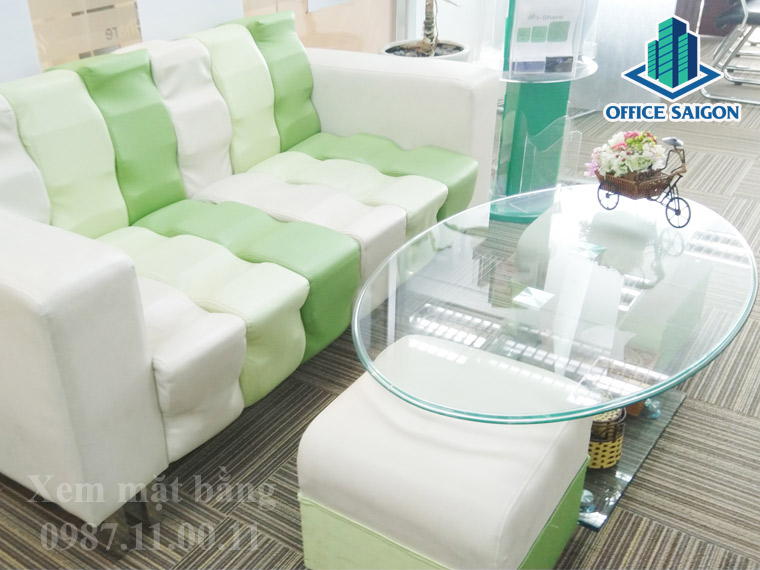Khu vực tiếp khách chung tại văn phòng Loyal được thiết kế với 2 gam màu trắng và xanh