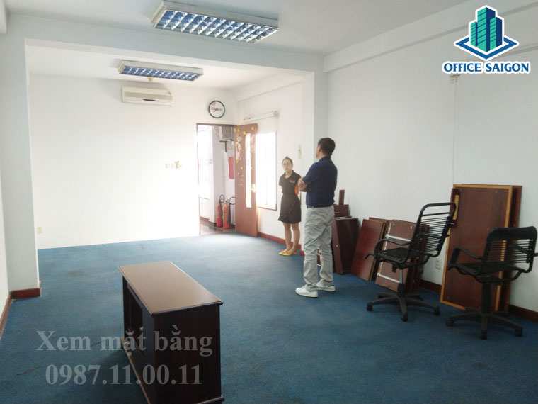 Nhân viên Office Saigon hỗ trợ khách xem mặt bằng tại Toàn An building