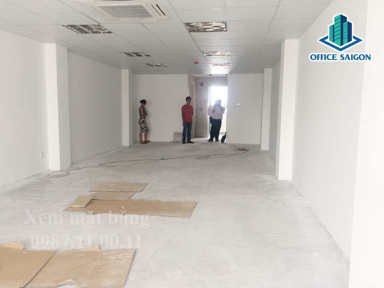 Nhân viên Office Saigon hỗ trợ khách xem mặt bằng tại DMC building