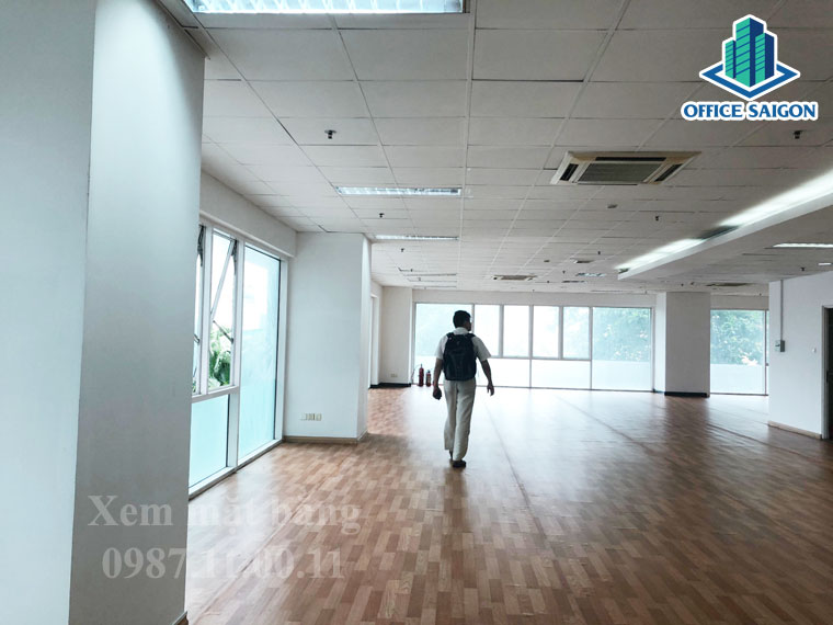 Khách hàng xem mặt bằng tại Đất Phương Nam building Bình Thạnh
