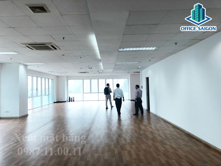 Nhân Viên Office Saigon hỗ trợ khách xem mặt bằng tại Đất Phương Nam building