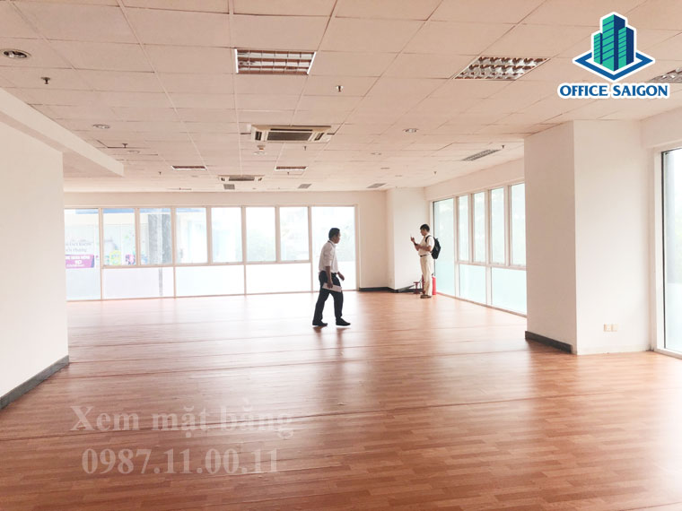 Khách hàng xem mặt bằng và đo hướng tòa nhà Đất Phương Nam building