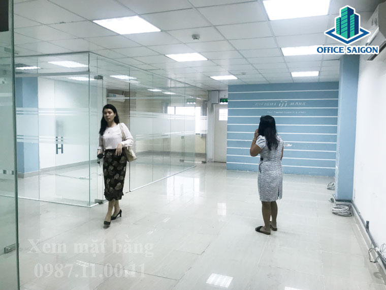 Nhân viên Office Saigon hỗ trợ khách xem mặt bằng tại DMC 2 building