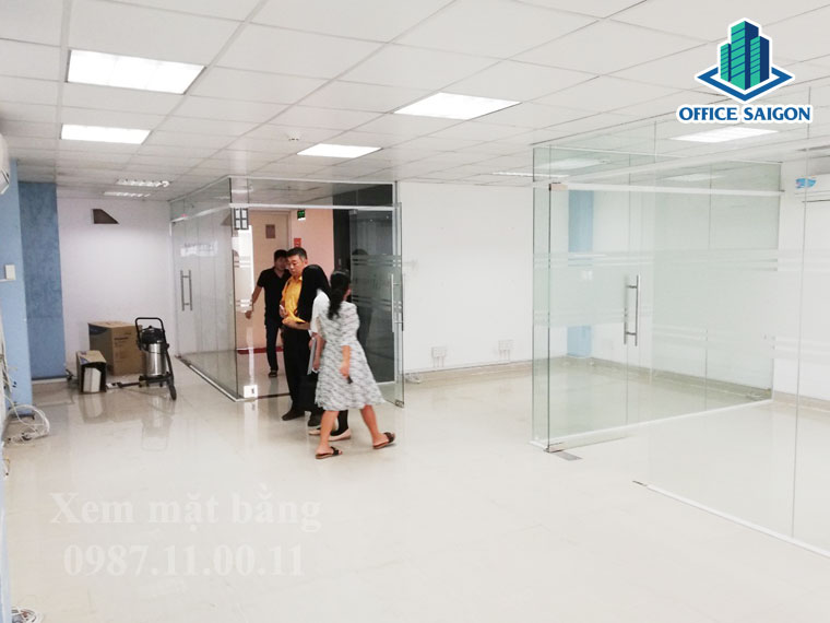 Quản lý cùng nhân viên Office Saigon hỗ trợ khách xem mặt bằng