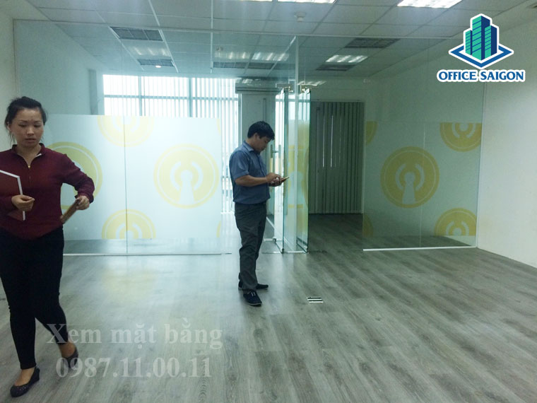 Nhân viên Office Saigon cùng quản lý hỗ trợ khách xem mặt bằng tại AGE building