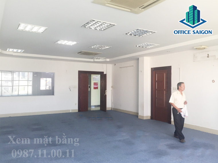 Nhân viên Office Saigon hỗ trợ khách xem văn phòng tại Sokico building Bình Thạnh