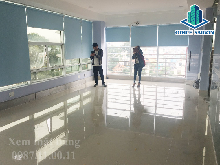 Quản lý tòa nhà Tedi building đang hỗ trợ khách xem mặt bằng