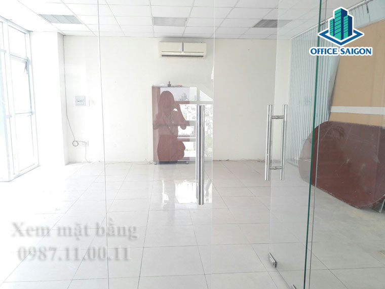 Nhân viên Office Saigon hỗ trợ khách xem mặt bằng thực tế tại Tedi building
