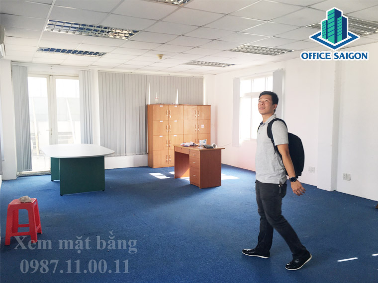 Khách hàng xem văn phòng tại GIC 4 building Bình Thạnh