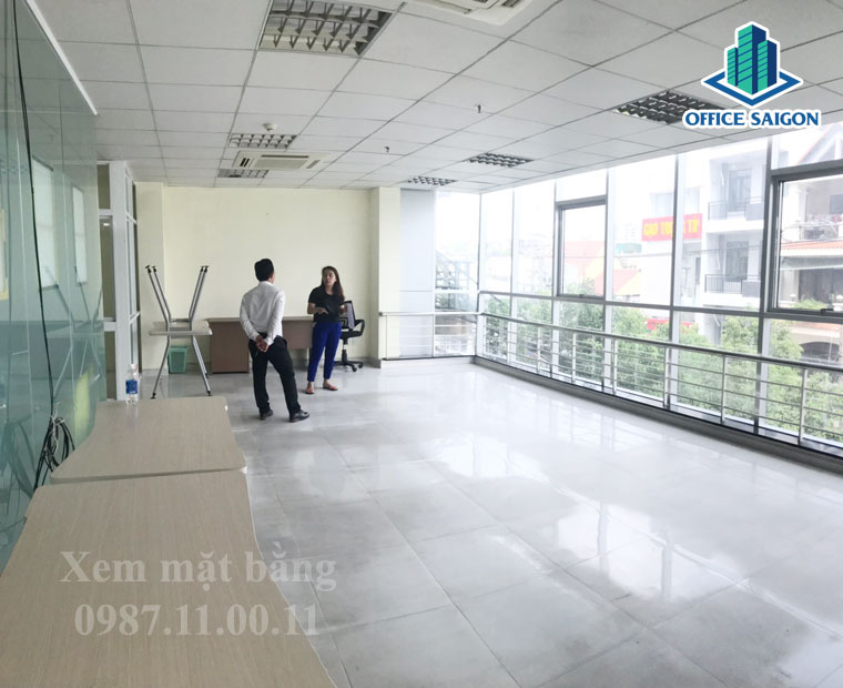 Nhân viên Office Saigon cùng quản lý hỗ trợ khách xem mặt bằng