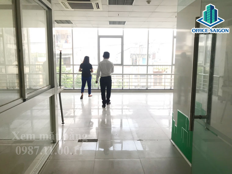 Nhân viên Office Saigon hỗ trợ khách xem mặt bằng tại Blue Sea building