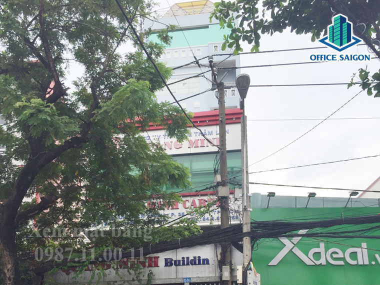 Khuôn viên phía trước tòa nhà Quang Minh building rất nhiều cây xanh