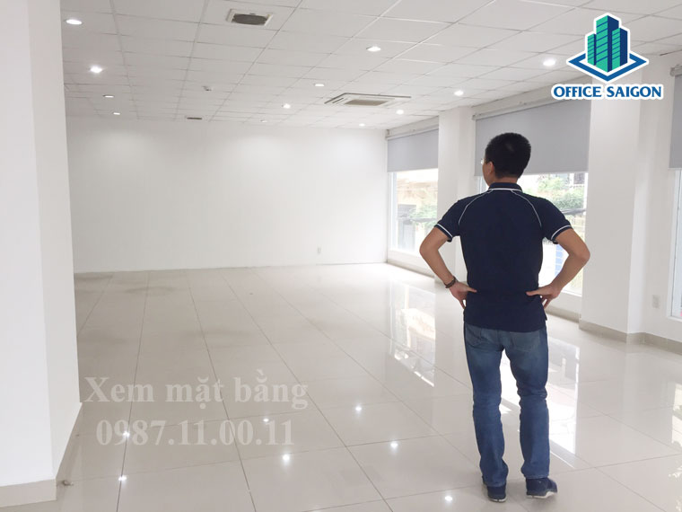 Nhân viên Office Saigon hỗ trợ khách xem mặt bằng tại GIC building 2 Bình Thạnh