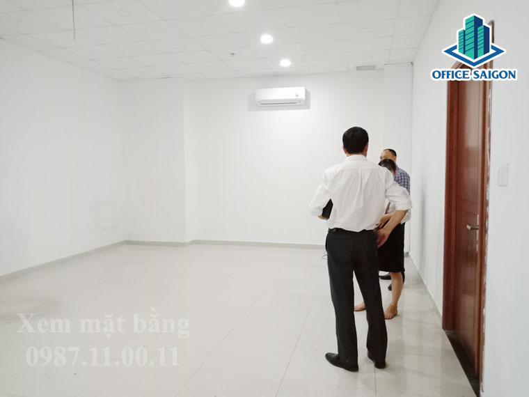 Quản lý tòa nhà cùng Office Saigon hỗ trợ tư vấn khách xem mặt bằng