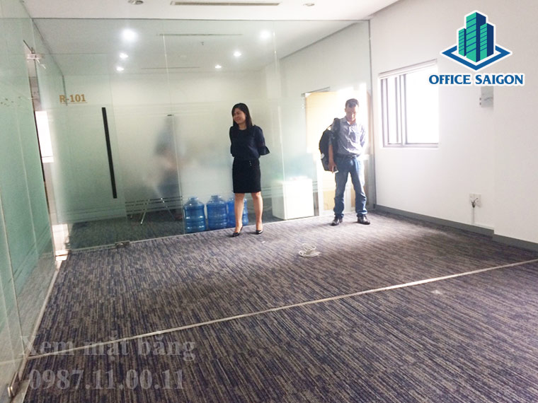Khách xem mặt bằng thực tế tại cao ốc văn phòng Charm Suite building quận Bình Thạnh