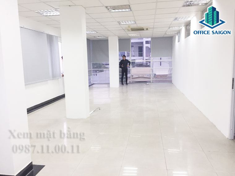 Khách hàng xem diện tích 60m2 lầu 3 tại SGCL building